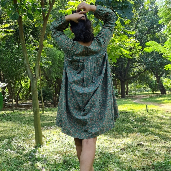 Loose fit dress in ivy green 💐 print. - Picture 4 of 5